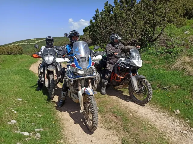 Tři motorkáři na adventure motocyklech na výletě na dvou kolech.