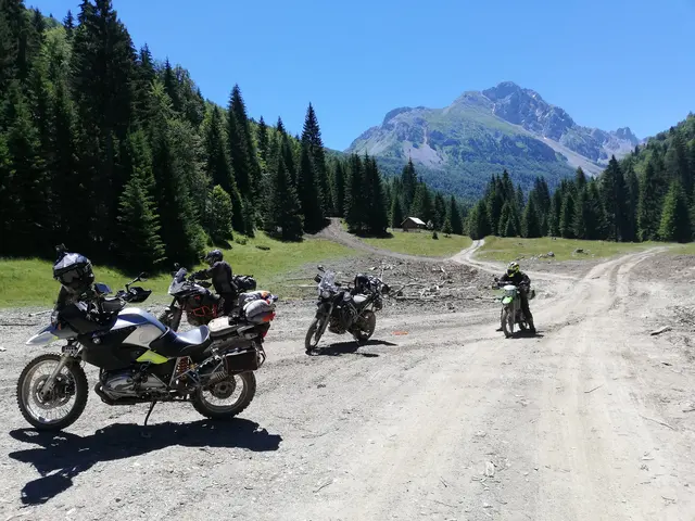 Tři motocykly na šotolinové cestě v horách