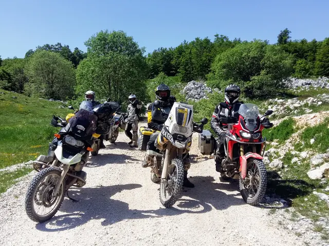Motorkáři nadvoukolech.cz na šotolinové cestě.