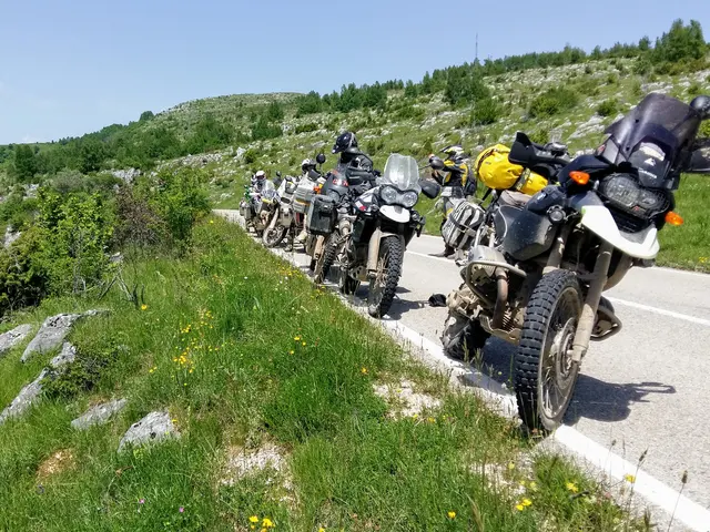 Skupina motorek na horské cestě
