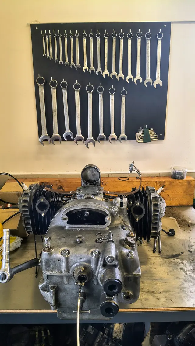 Motor auf dem Werkstatttisch und ein Schlüsselsatz in der Motorradwerkstatt
