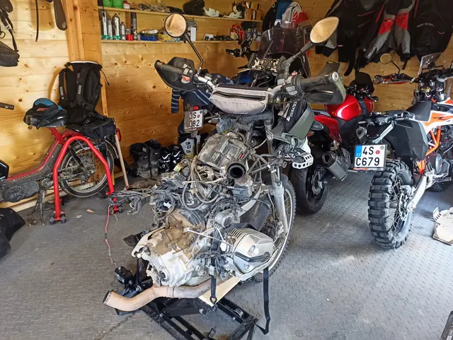 Motorrad-Service: ein zerlegtes Motorrad in der Werkstatt