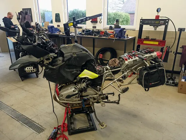 Detaillierte Motorradreparatur in einer professionellen Motorradwerkstatt