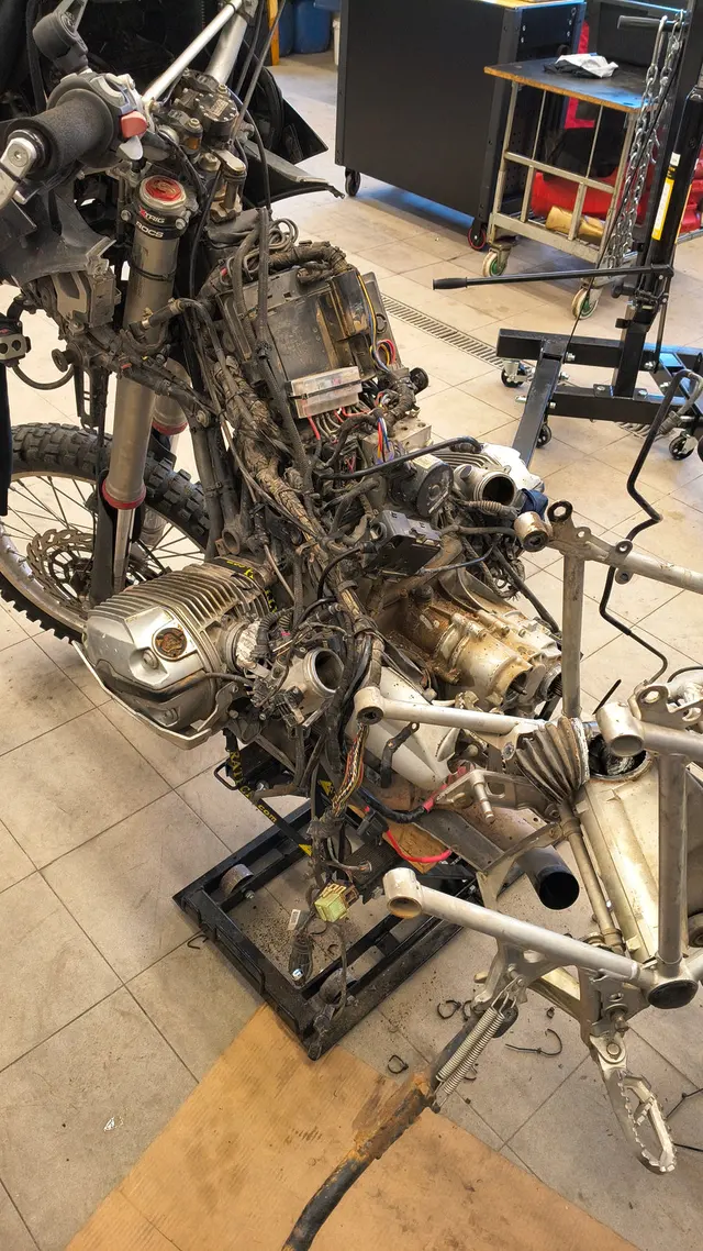 Zerlegtes Motorrad auf der Hebebühne in einer Motorradwerkstatt