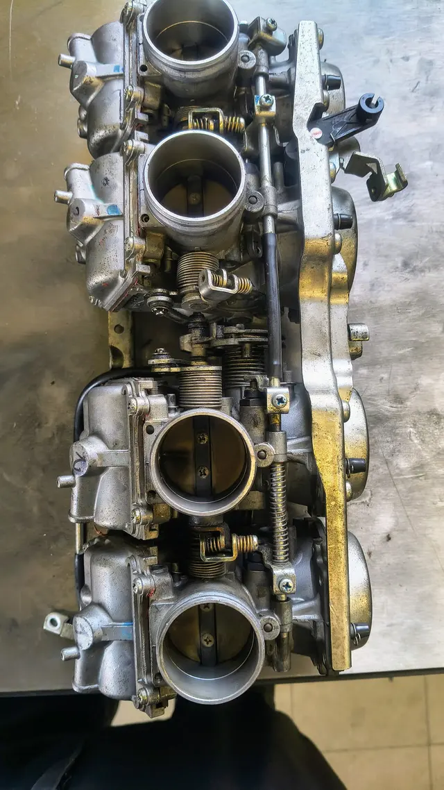 Detail eines Vergasers im Rahmen des Motorradservice.