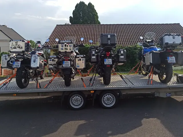 Transport czterech motocykli na przyczepie na miejsce wyprawy