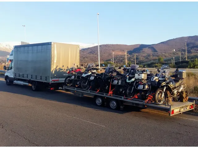 Transport motocykli na miejsce wyprawy ciężarówką z przyczepą.