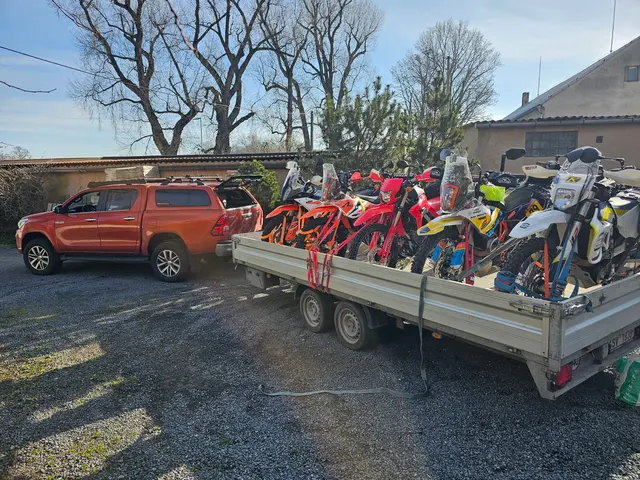 Pickup z przyczepą do transportu motocykli na miejsce wyprawy