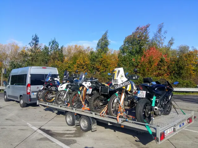 Furgonetka przewożąca motocykle na przyczepie