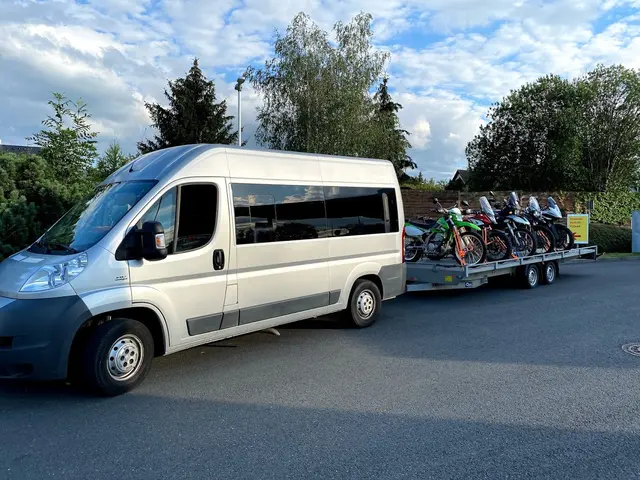 Furgonetka z przyczepą do transportu motocykli