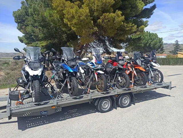 Transport motocykli na przyczepie na miejsce wyprawy