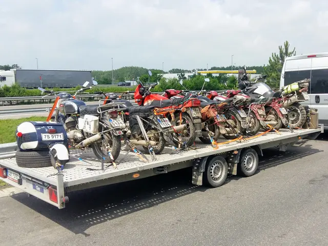 Przyczepa z kilkoma motocyklami do transportu na miejsce wyprawy
