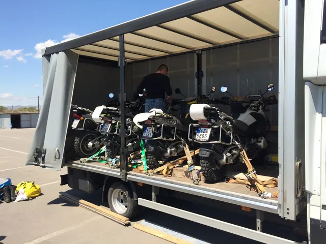 Transport motocykli na miejsce wyprawy, zabezpieczonych w ciężarówce.