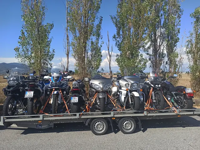 Transport motocykli na przyczepie