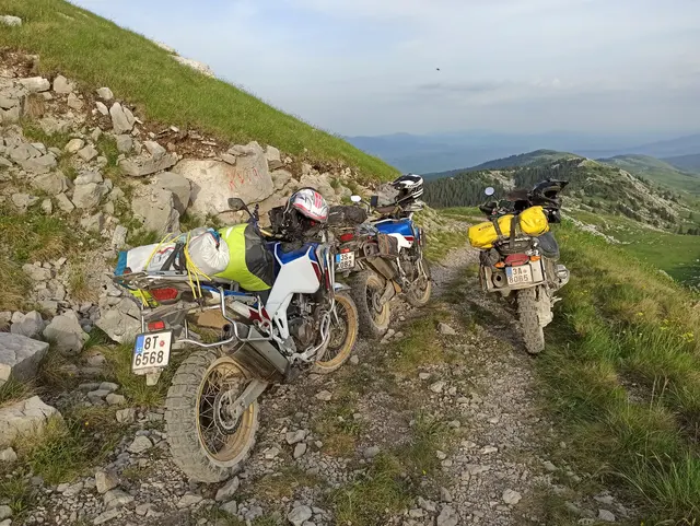 Tři motorky na kamenité horské stezce během jarní výpravy Bosna.