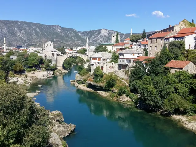 Mostar, Bosna: Starý most přes řeku Neretvu.
