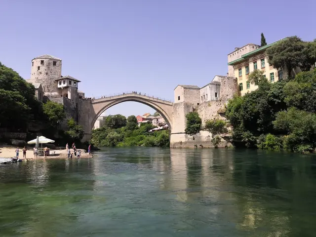 Stari Most v Mostaru, ideální pro jarní výpravu Bosnou.