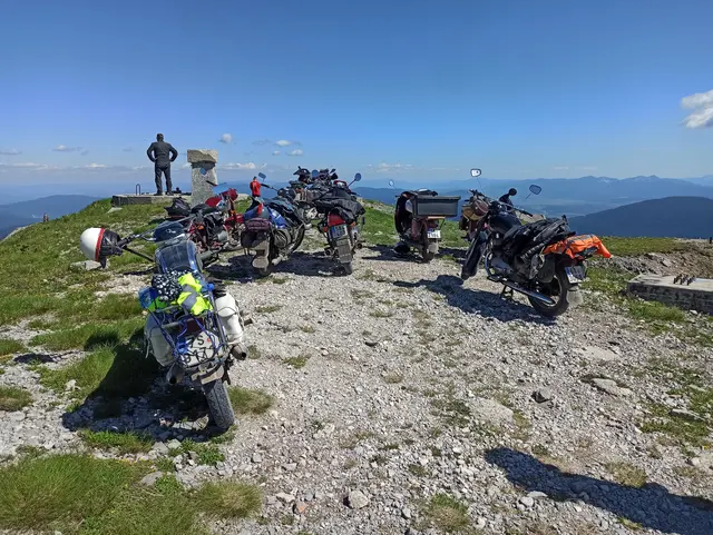 Motocykly na horském vrcholu během jarní výpravy Bosna.