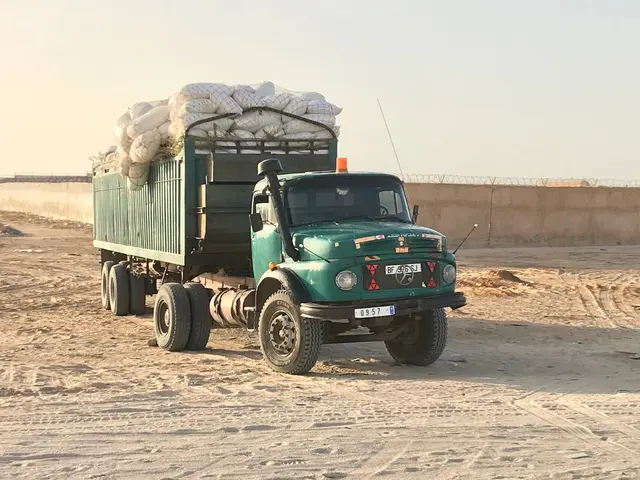 Ein mit Säcken beladener Lkw in der senegalesischen Landschaft.