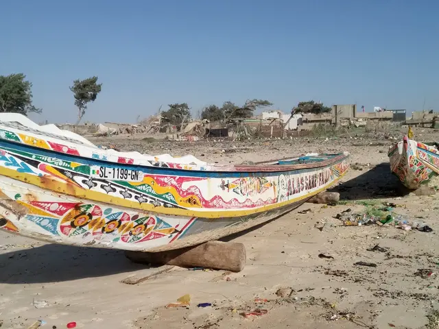 Ein buntes Fischerboot am Sandstrand im Senegal.