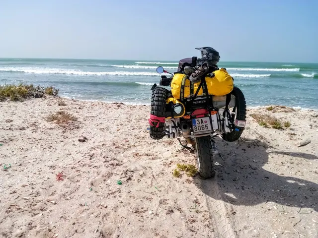Enduro-Motorrad an einem Sandstrand, bereit für die Reise in den Senegal.