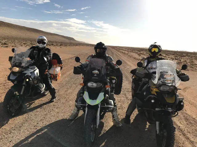 Enduro-Reise in den Senegal: drei Motorradfahrer in der Wüste.