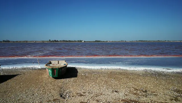 Boot am Ufer des rosa Sees im Senegal