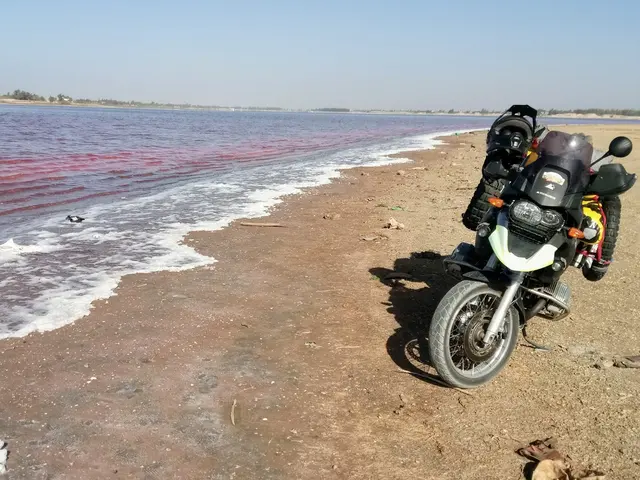 Enduro-Motorrad bei der Reise am rosa See im Senegal.