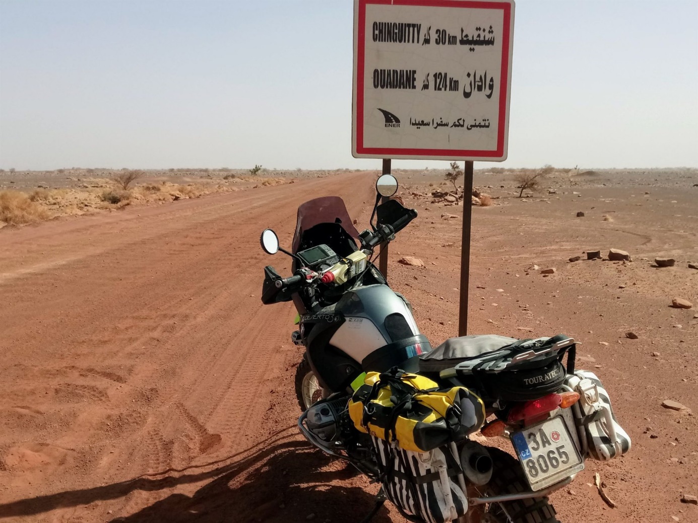 Motorka u cedule Chinguetti 30 km